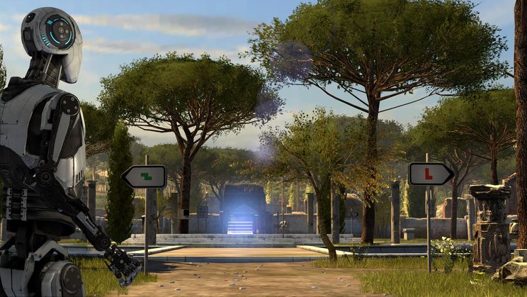 Eine Szene aus dem Computerspiel The Talos Principle. Ein humanoider Roboter steht in einem Garten voller Bäume und altertümlicher Ruinen. Der Roboter steht an einer Weggabelung, an der der zwei Schilder mit verschiedenfarbigen Symbolen stehen.